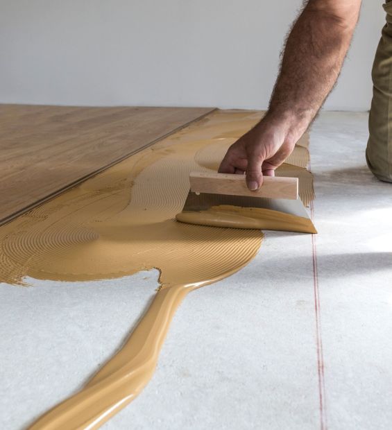 Verlegen von Holzdielen auf Kleber, Detailaufnahme